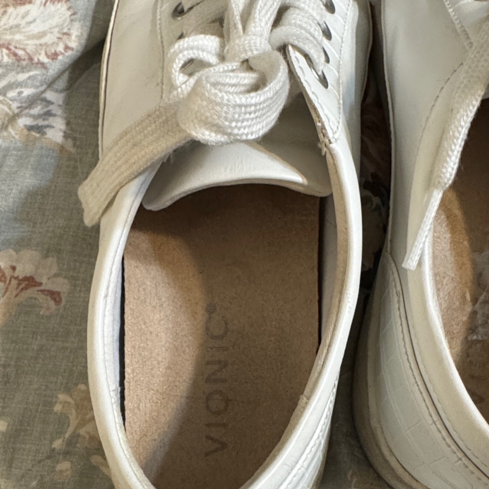 Vionic Women's Classic White Sneakers